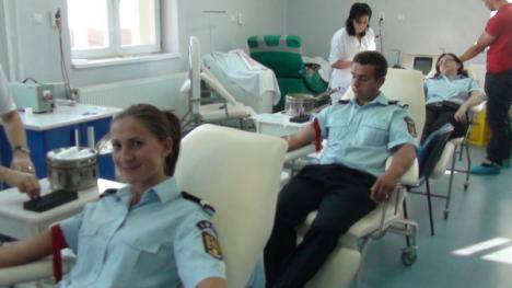 Alt mod de a salva vieţi pentru pompieri: timp de o lună sunt donatori de sânge